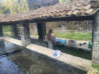 L�impianto � formato da due grandi vasche rettangolari: la prima per lavare i panni sporchi e la seconda per il risciacquo. La struttura � dotata su tre lati di una sorta di passaggio, con colonne in mattoni di tufo sormontate da un tetto in tegole, dove si posizionano le donne con le proprie attrezzature